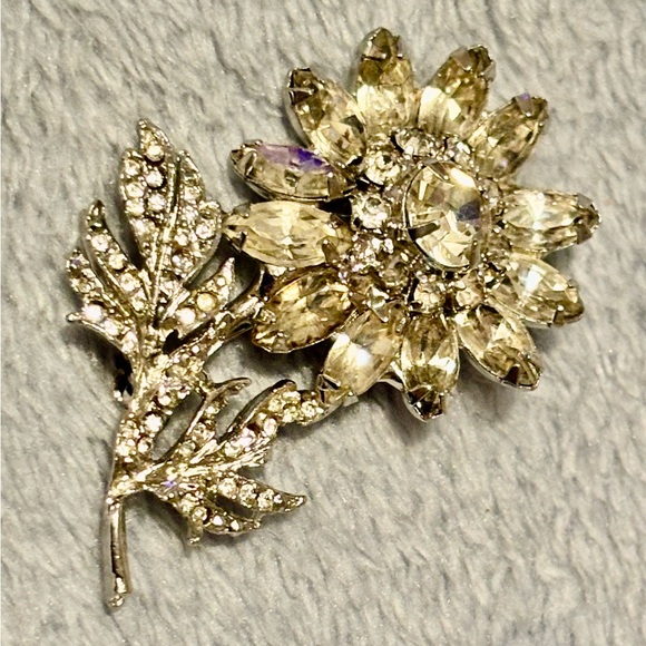 Unsigned Vintage Silver tone flower Brooch with Rhinestones - Picture 3 of 16